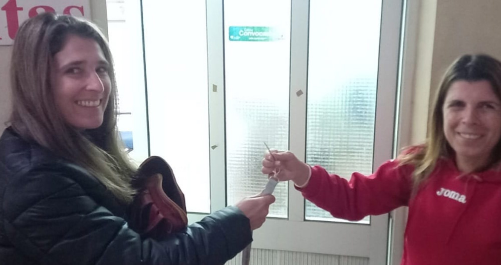 Susana Martins - à drt. - entrega chave ao CAOB