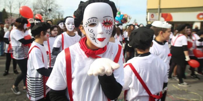 Gigantones e grupo de samba são convidados do Carnaval das Escolas
