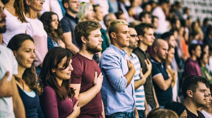 pessoas a jurar a bandeira