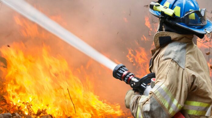 Bombeiro a apagar fogo