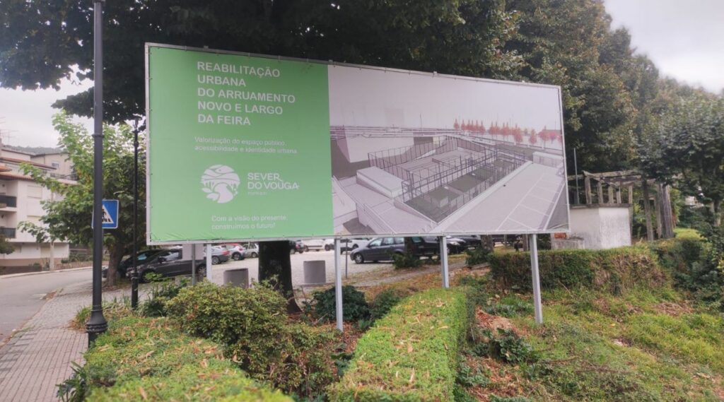 Anúncio de um campo de paddel