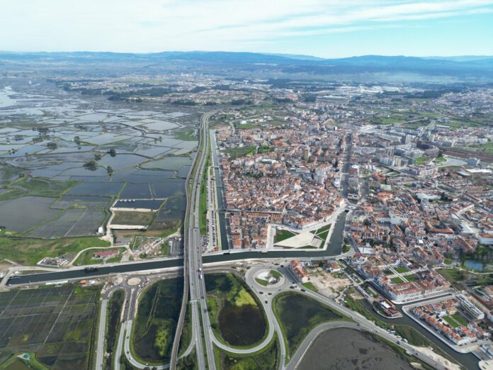 O Executivo Municipal deliberou aprovar a atribuição de um novo apoio económico, no valor de 870,00€, a uma família residente no Município, a que correspondem mais dois cidadãos apoiados O Executivo Municipal deliberou aprovar a atribuição de um novo apoio económico, no valor de 870,00€, a uma família residente no Município, a que correspondem mais dois cidadãos apoiados