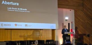 Luís Souto destaca compromisso com a transição energética no IV Encontro Energia e Território O Presidente da Câmara Municipal de Aveiro, Luís Souto Miranda, participou na passada quarta-feira, 5 de novembro, na sessão de abertura do IV Encontro Energia e Território, que decorreu em Aveiro, destacando o papel do Município como referência nacional na transição energética. Nesta sessão, participaram, ainda, o Secretário de Estado Adjunto e da Energia, Jean Barroca, e o Presidente da E-REDES, Carlos Santos. Luís Souto Miranda aproveitou este IV Encontro Energia e Território para abordar, também, as principais linhas de ação do Município para os próximos anos, com enfoque em medidas inovadoras e estruturantes, como a criação de Comunidades de Energia Renovável; a produção de energia limpa em edifícios públicos; os incentivos à mobilidade sustentável, premiando os munícipes e entidades que optem por modos de transporte mais ecológicos; a resiliência da rede elétrica; e o uso da cidade como laboratório vivo, através da Aveiro Tech City, para testar novas soluções energéticas e ambientais. O Presidente da CMA destacou ainda a vontade de promover, em parceria com a Universidade de Aveiro, a criação de um Centro de Energias Oceânicas, dedicado ao desenvolvimento de tecnologias baseadas nas ondas, marés e vento offshore. Na sua intervenção, sublinhou que a escolha de Aveiro para a realização deste IV Encontro não foi casual, recordando que a cidade “reúne condições únicas para liderar a transição energética e responder, com ambição e pragmatismo, aos desafios climáticos, tecnológicos e sociais do nosso tempo.” Aveiro quer ser referência nacional em gestão energética, referiu o autarca, reforçando que “temos uma universidade de excelência, um tecido empresarial inovador, um ecossistema tecnológico único e, sobretudo, uma vontade política firme. O Presidente da CMA reforçou ainda que “a transição energética só é válida se for justa e inclusiva”, destacando a prioridade às freguesias, pequenas empresas e comunidades mais vulneráveis, e o investimento em literacia energética. Luis Souto Miranda concluiu a sua intervenção afirmando que Aveiro está preparada para este desafio, com conhecimento, coragem e compromisso.