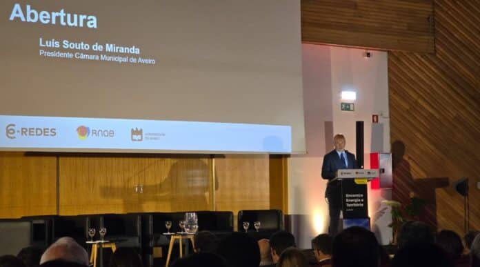 O Presidente da Câmara Municipal de Aveiro, Luís Souto Miranda, participou na passada quarta-feira, 5 de novembro, na sessão de abertura do IV Encontro Energia e Território, que decorreu em Aveiro, destaca O Presidente da Câmara Municipal de Aveiro, Luís Souto Miranda, participou na passada quarta-feira, 5 de novembro, na sessão de abertura do IV Encontro Energia e Território, que decorreu em Aveiro, destacando o papel do Município como referência nacional na transição energética. Nesta sessão, participaram, ainda, o Secretário de Estado Adjunto e da Energia, Jean Barroca, e o Presidente da E-REDES, Carlos Santos. Luís Souto Miranda aproveitou este IV Encontro Energia e Território para abordar, também, as principais linhas de ação do Município para os próximos anos, com enfoque em medidas inovadoras e estruturantes, como a criação de Comunidades de Energia Renovável; a produção de energia limpa em edifícios públicos; os incentivos à mobilidade sustentável, premiando os munícipes e entidades que optem por modos de transporte mais ecológicos; a resiliência da rede elétrica; e o uso da cidade como laboratório vivo, através da Aveiro Tech City, para testar novas soluções energéticas e ambientais. O Presidente da CMA destacou ainda a vontade de promover, em parceria com a Universidade de Aveiro, a criação de um Centro de Energias Oceânicas, dedicado ao desenvolvimento de tecnologias baseadas nas ondas, marés e vento offshore. Na sua intervenção, sublinhou que a escolha de Aveiro para a realização deste IV Encontro não foi casual, recordando que a cidade “reúne condições únicas para liderar a transição energética e responder, com ambição e pragmatismo, aos desafios climáticos, tecnológicos e sociais do nosso tempo.” Aveiro quer ser referência nacional em gestão energética, referiu o autarca, reforçando que “temos uma universidade de excelência, um tecido empresarial inovador, um ecossistema tecnológico único e, sobretudo, uma vontade política firme. O Presidente da CMA reforçou ainda que “a transição energética só é válida se for justa e inclusiva”, destacando a prioridade às freguesias, pequenas empresas e comunidades mais vulneráveis, e o investimento em literacia energética. Luis Souto Miranda concluiu a sua intervenção afirmando que Aveiro está preparada para este desafio, com conhecimento, coragem e compromisso.