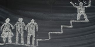 Todos nós, uns mais que outros, já passamos ou experimentamos a difícil arte de singrar na vida Todos nós, uns mais que outros, já passamos ou experimentamos a difícil arte de singrar na vida