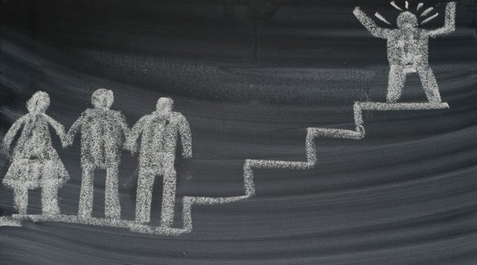 Todos nós, uns mais que outros, já passamos ou experimentamos a difícil arte de singrar na vida Todos nós, uns mais que outros, já passamos ou experimentamos a difícil arte de singrar na vida